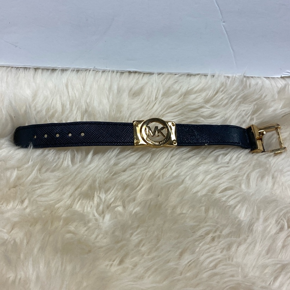 ❣️MICHAEL KORS GOLD TONED EMBLEM AND LEATHER WRISTBAND BRACELET 🎀 - Picture 1 of 3